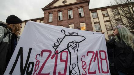  Demonstrantinnen sprechen sich vor dem Amtsgericht Gießen für eine Abschaffung des Paragrafen 219a aus. 
