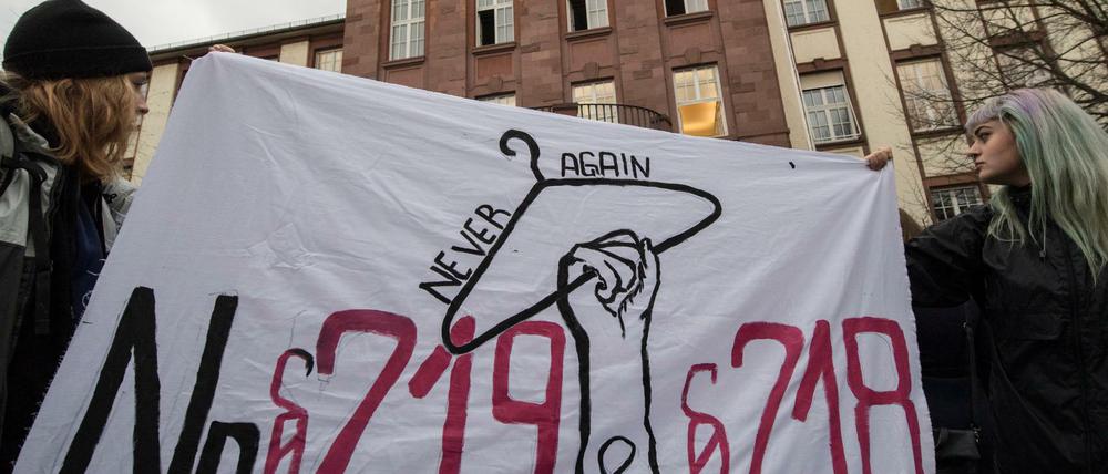 Demonstrantinnen sprechen sich vor dem Amtsgericht Gießen für eine Abschaffung des Paragrafen 219a aus.