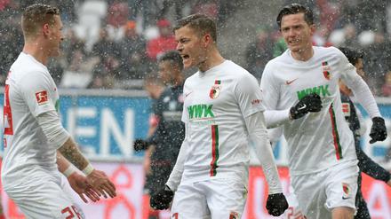 Augsburgs Alfred Finnbogason (Mitte) war mit drei Toren der entscheidende Spieler. 