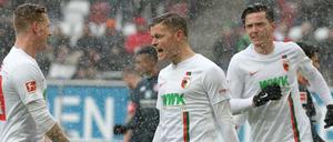 Augsburgs Alfred Finnbogason (Mitte) war mit drei Toren der entscheidende Spieler. 