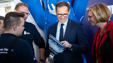 Bürgermeister Michael Müller besichtigte am Montag das Gillette-Werk.