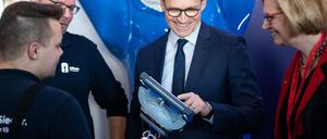 Bürgermeister Michael Müller besichtigte am Montag das Gillette-Werk.