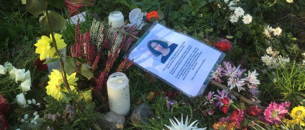 Am Tiergarten wurde in den Wochen nach dem Mord mit Blumen und Kerzen an Susanne Fontaine erinnert.