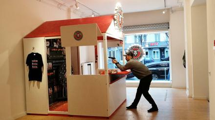  Benedikt Brauns Ausstellung „Shooting Star“ spielt mit der Faszination des Schießens.