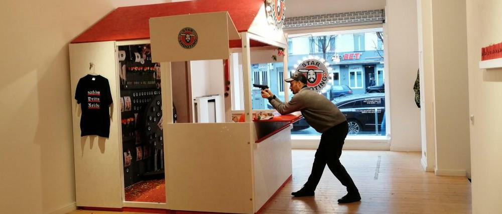  Benedikt Brauns Ausstellung „Shooting Star“ spielt mit der Faszination des Schießens.