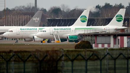 Am Boden: Germania fliegt nicht mehr. Urlauber sollen mit vereinten Kräften zurückgeholt werden. 