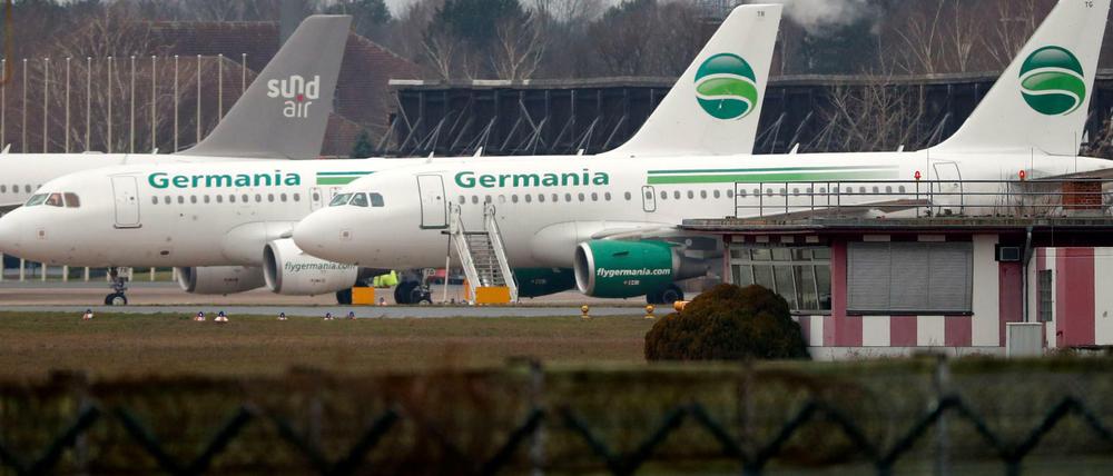 Am Boden: Germania fliegt nicht mehr. Urlauber sollen mit vereinten Kräften zurückgeholt werden. 