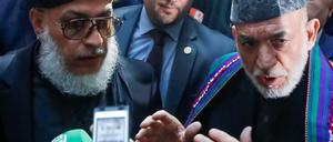 Ex-Präsident Hamid Karsai (r.) und Taliban-Sprecher Scher Mohammed Abbas Staniksai geben ein Statement.