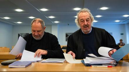 Der ehemalige Präsident der Musikhochschule München, Siegfried Mauser (l), und sein Rechtsbeistand Gerd Tersteegen sitzen vor dem Prozess im Verwaltungsgericht. 