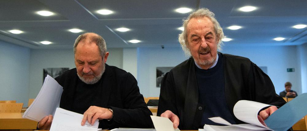 Der ehemalige Präsident der Musikhochschule München, Siegfried Mauser (l), und sein Rechtsbeistand Gerd Tersteegen sitzen vor dem Prozess im Verwaltungsgericht.