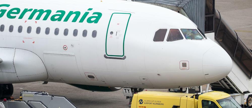 Ein Flugzeug der Fluggesellschaft Germania steht auf dem Rollfeld.