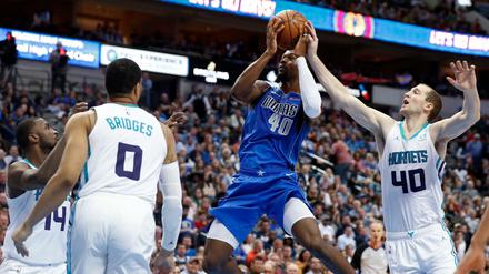 Das letzte Spiel. Harrison Barnes (2. v. r.) wurde noch während der Partie nach Sacramento transferiert. Die Mitspieler reagierten geschockt.