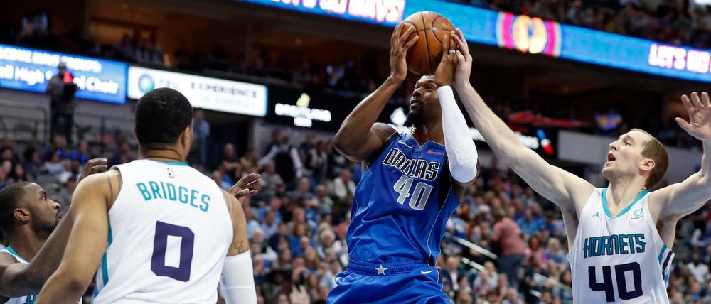 Das letzte Spiel. Harrison Barnes (2. v. r.) wurde noch während der Partie nach Sacramento transferiert. Die Mitspieler reagierten geschockt.