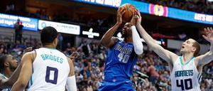 Das letzte Spiel. Harrison Barnes (2. v. r.) wurde noch während der Partie nach Sacramento transferiert. Die Mitspieler reagierten geschockt.
