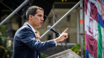 Der venezolanische Oppositionschef Juan Guaidó spricht in Caracas vor seinen Anhängern.