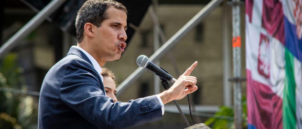 Der venezolanische Oppositionschef Juan Guaidó spricht in Caracas vor seinen Anhängern.