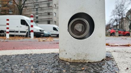 Einmal Bücken reicht: Der Dreikant unten entriegelt den Poller. 