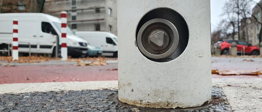 Einmal Bücken reicht: Der Dreikant unten entriegelt den Poller.