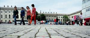 Blick auf das Hauptgebäude der Humboldt-Universität Unter den Linden in Berlin Mitte.