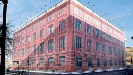 Virtual Reality. Seit 13 Jahren täuscht eine Plastikplane die Fassade der Bauakademie vor. Ein Bild von 2017.