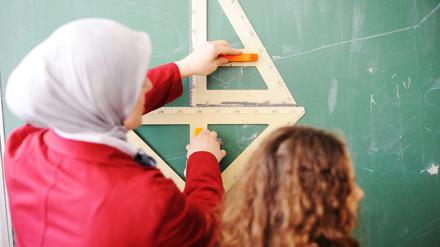 Die Frage, ob Lehrerinnen Kopftuch tragen dürfen, hat in Berlin schon zu einigen Prozessen geführt. 