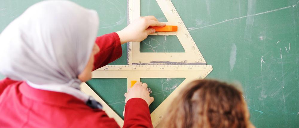Die Frage, ob Lehrerinnen Kopftuch tragen dürfen, hat in Berlin schon zu einigen Prozessen geführt.