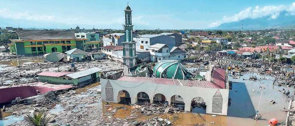 Nach der Welle. Die Baiturrahman-Moschee nahe dem südlichen Ende der Palu-Bucht. Der Tsunami traf sie und die Stadt ohne Vorwarnung. Mehr als 2000 Getötete sind dokumentiert, wahrscheinlich waren es deutlich mehr.