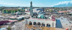 Nach der Welle. Die Baiturrahman-Moschee nahe dem südlichen Ende der Palu-Bucht. Der Tsunami traf sie und die Stadt ohne Vorwarnung. Mehr als 2000 Getötete sind dokumentiert, wahrscheinlich waren es deutlich mehr. 
