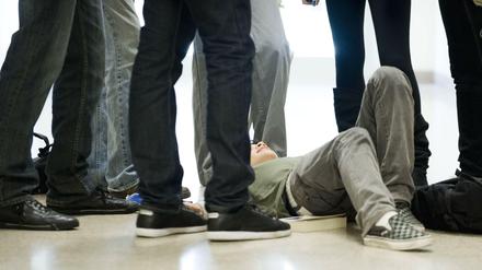 Viele gegen einen: Mobbingopfer fühlen sich oft hilflos ausgeliefert.