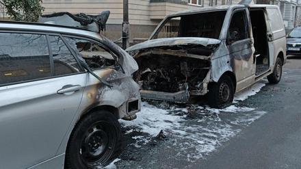 07.02.2019, Berlin: Ein ausgebrannter Transporter, der für den Online-Händler Amazon im Einsatz war, steht an der Sarrazinstraße. In der Nacht hatten unbekannte Täter das Fahrzeug angezündet. Die Flammen griffen auch auf einen Pkw über, der vor dem Transporter geparkt war. Zwei Fahrräder wurden ebenfalls zerstört. Foto: Paul Zinken/dpa +++ dpa-Bildfunk +++
