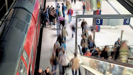 Pendler verlassen am Potsdamer Platz eine Regionalbahn.