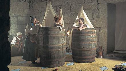 Clara Riedenstein (als Titelheldin) und Marcello Urgeghe (als Burgherr) flirten in "A Portuguesa".