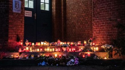 Trauer bei den Mitschülern ddes verstorbenen Mädchens: Auf den Stufen zum Eingang der Hausotter-Grundschule in Reinickendorf stehen bzw. liegen Kerzen, Blumen und Stofftiere. 
