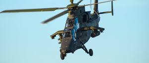 Ein Kampfhubschrauber vom Typ Tiger fliegt bei der Informationslehrübung «Landoperationen 2018» über den Übungsplatz. 
