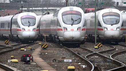 ICE-Züge der Bahn stehen auf den Gleisen des Frankfurter Hauptbahnhofs bereit. Die Bahn will ihr Angebot im Fernverkehr auch mit weiteren neuen Zügen ausbauen. 