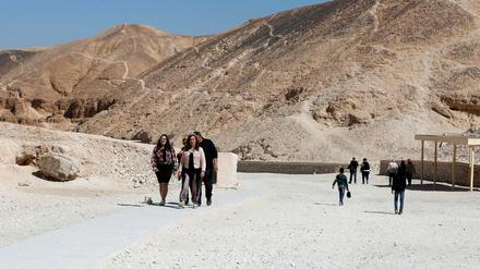 Touristen im Tal der Könige in Ägypten.