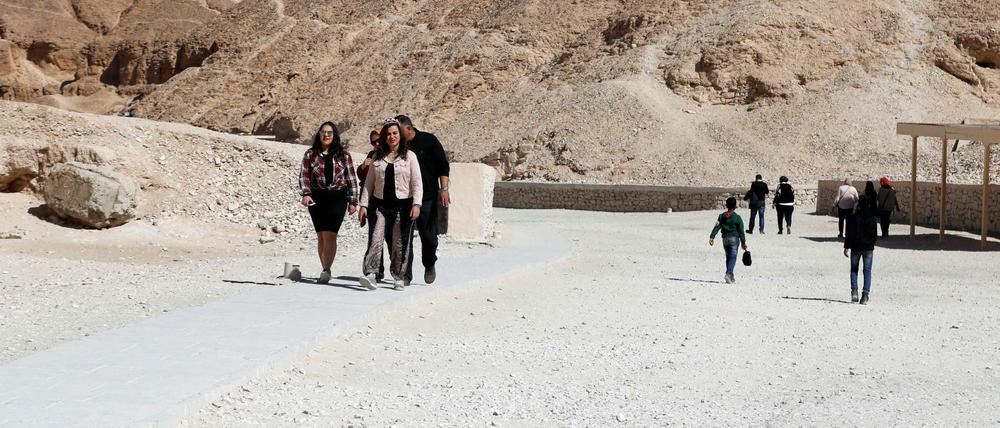 Touristen im Tal der Könige in Ägypten.