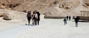 Touristen im Tal der Könige in Ägypten.