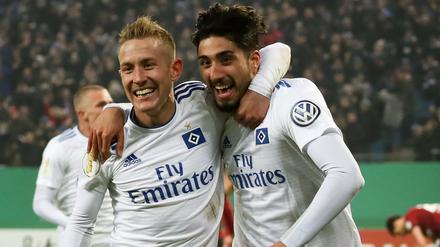 Hamburgs Berkay Özcan (r) und Lewis Holtby feiern Özcans Treffer zum 1:0.