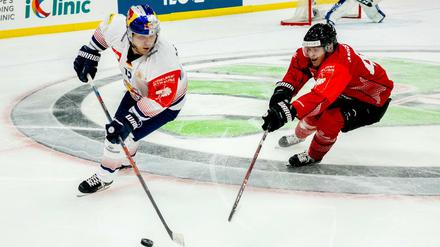 Joel Mustonen (r) von Göteborg und Mads Christensen von München in Aktion.