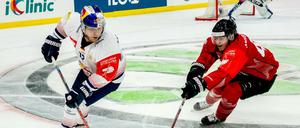 Joel Mustonen (r) von Göteborg und Mads Christensen von München in Aktion.