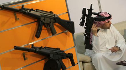 Made in Germany. Ein Emirati bei einer Waffenmesse in Abu Dhabi. Menschenrechtler werfen der Golfmonarchie vor, sie würde Waffen an Milizen im Jemen weiterleiten.