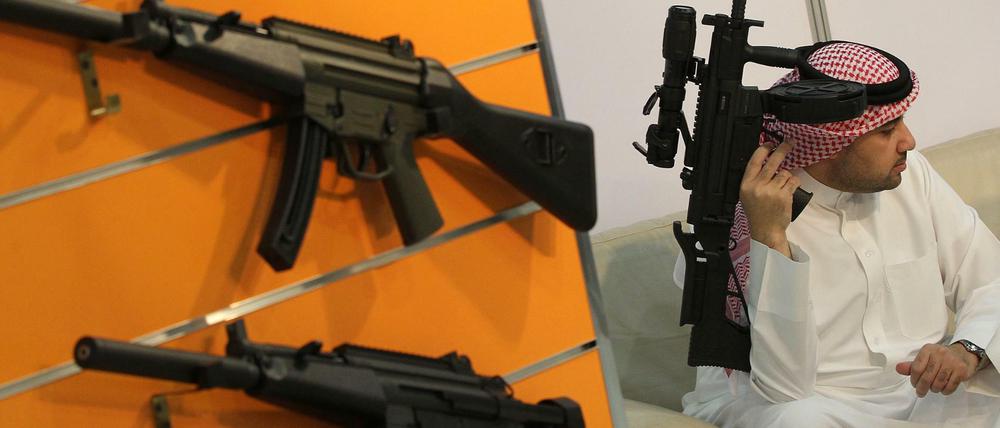 Made in Germany. Ein Emirati bei einer Waffenmesse in Abu Dhabi. Menschenrechtler werfen der Golfmonarchie vor, sie würde Waffen an Milizen im Jemen weiterleiten.