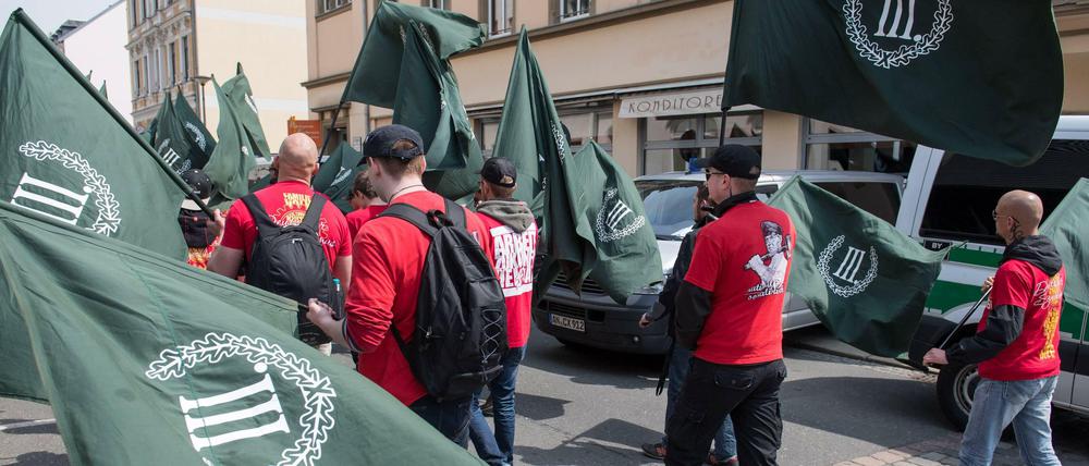 Anhänger der rechtsextremen Partei "Der III. Weg" marschieren mit Fahnen.