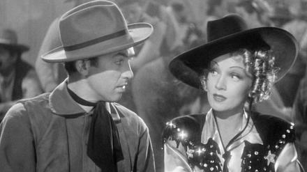 Ich schau dir in die Augen, Kleiner. Marlene Dietrich becirct James Stewart in "Destry Rides Again". (Berlinale Classics)