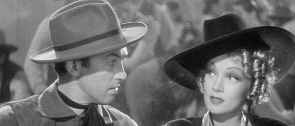 Ich schau dir in die Augen, Kleiner. Marlene Dietrich becirct James Stewart in "Destry Rides Again". (Berlinale Classics)