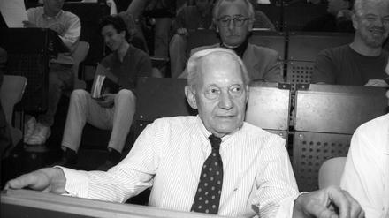 Chemie-Nobelpreisträger Manfred Eigen sitzt im Hörsaal einer Universität.