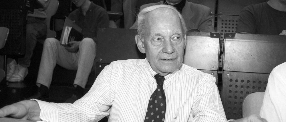 Chemie-Nobelpreisträger Manfred Eigen sitzt im Hörsaal einer Universität.