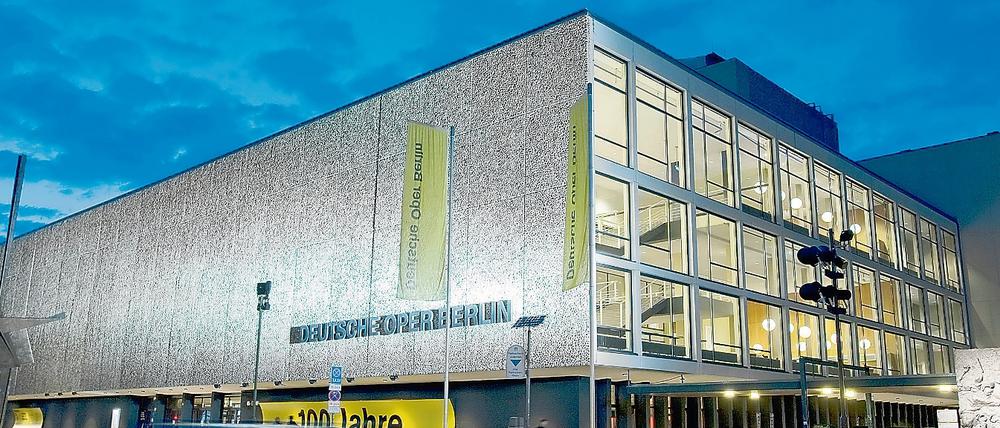 Nachtaufnahme der Deutschen Oper in Berlin-Charlottenburg.