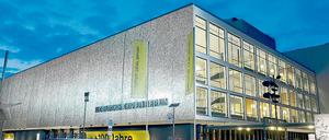 Nachtaufnahme der Deutschen Oper in Berlin-Charlottenburg.